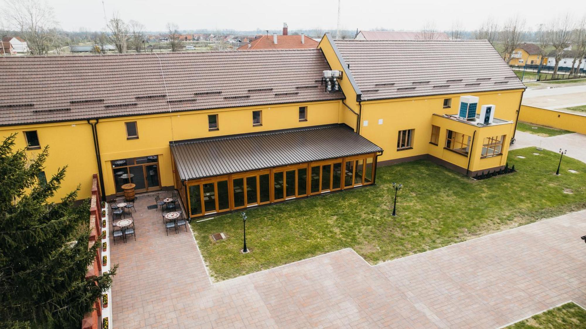 Pansion Mihica Dvori Hotel Babina Greda Buitenkant foto