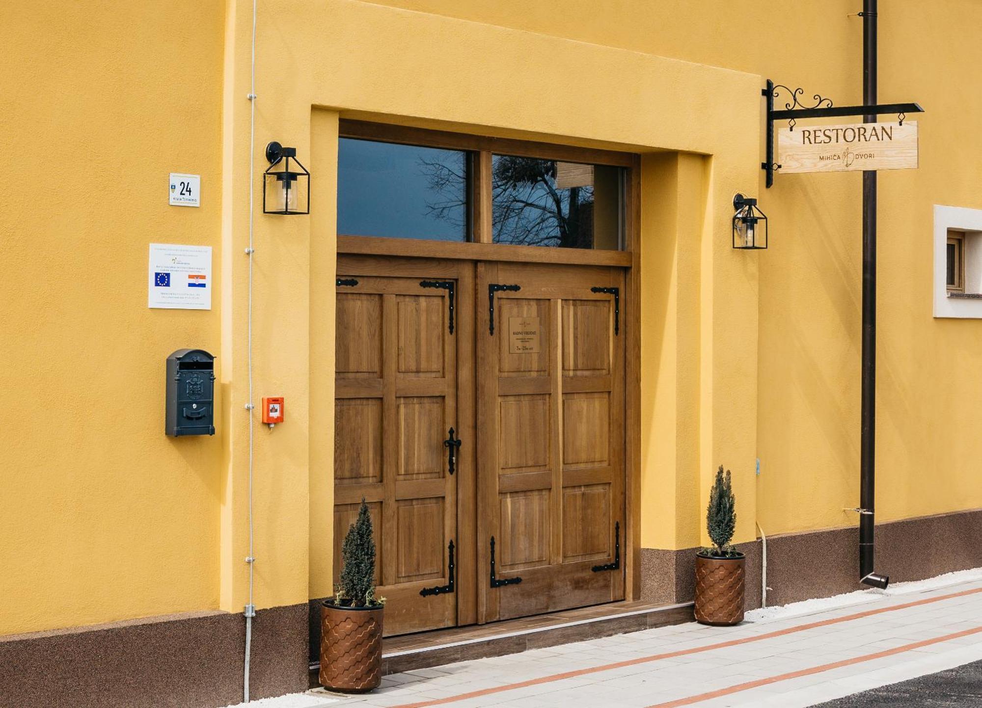 Pansion Mihica Dvori Hotel Babina Greda Buitenkant foto