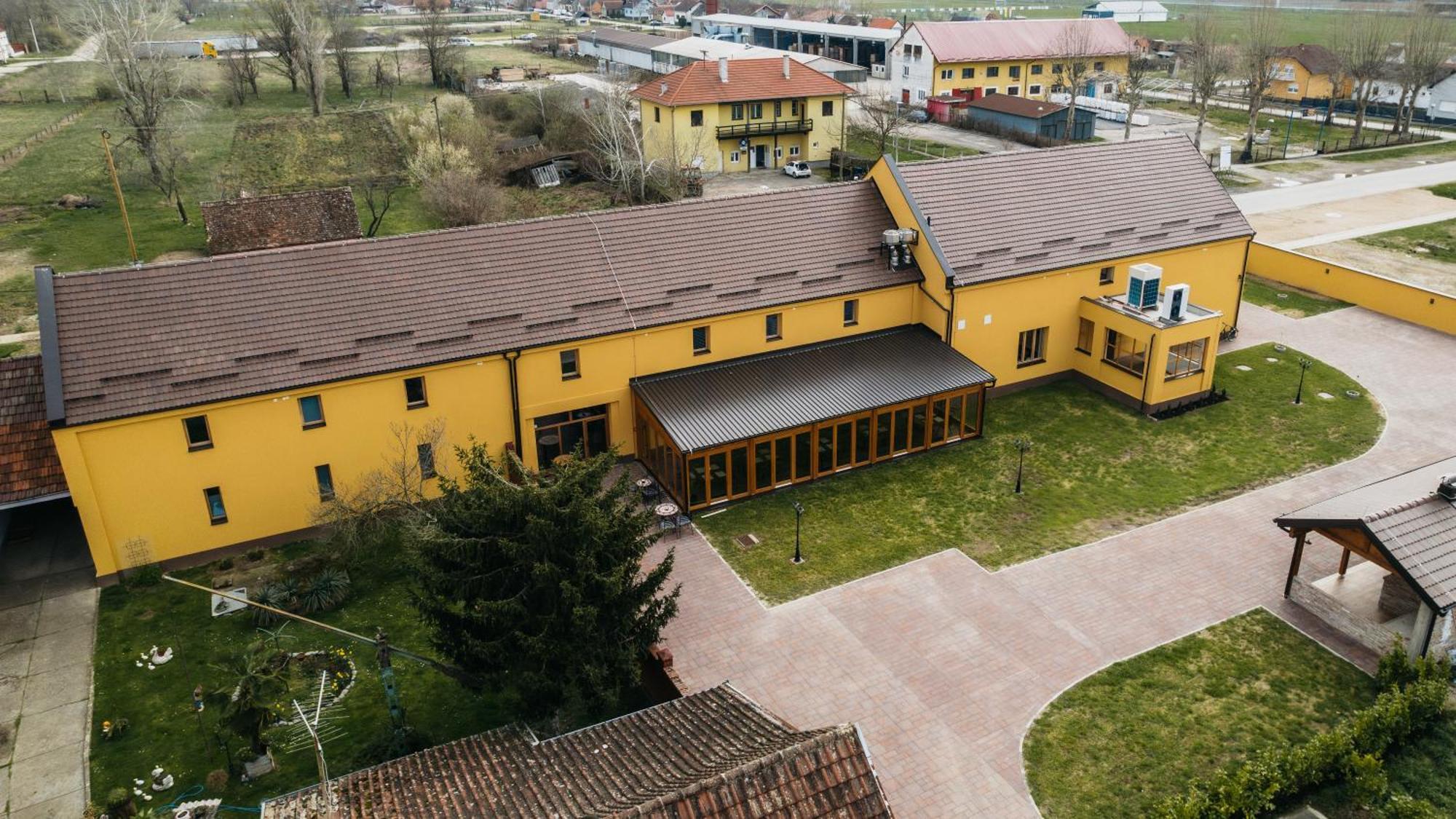 Pansion Mihica Dvori Hotel Babina Greda Buitenkant foto