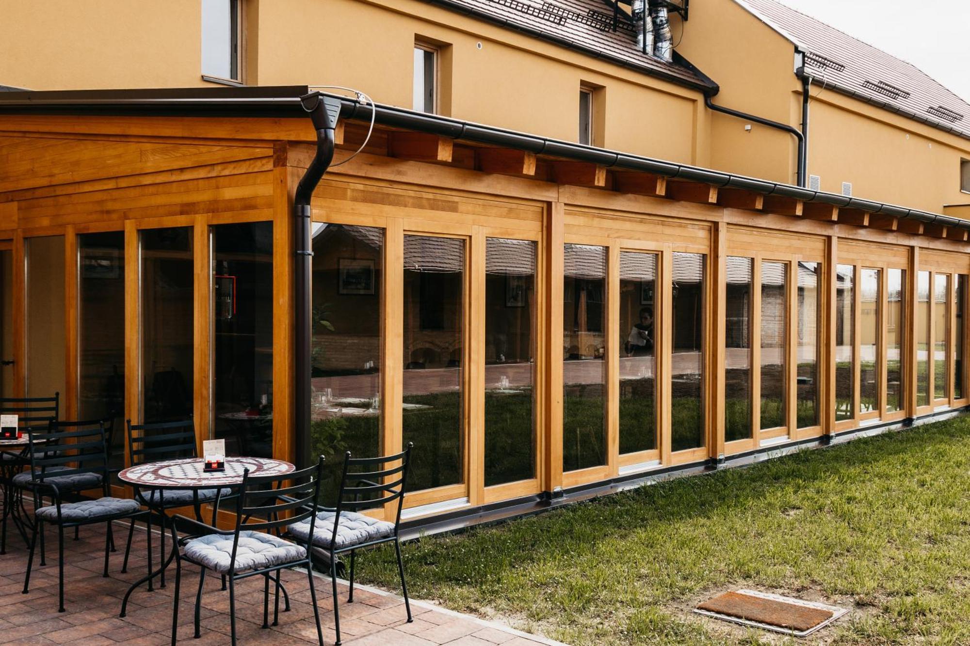 Pansion Mihica Dvori Hotel Babina Greda Buitenkant foto
