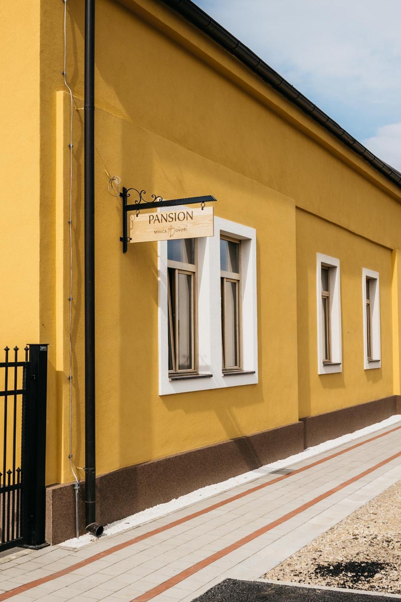 Pansion Mihica Dvori Hotel Babina Greda Buitenkant foto